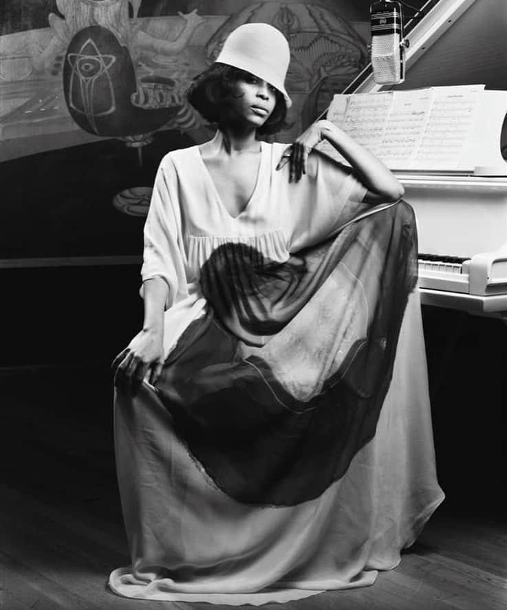 INTERVIEW Magazineのインスタグラム：「“I’m a Pisces, so I’m a very closed-book kind of person,” says @erykahbadu, who just turned 50. “But it opens itself as time goes on. I’m a leader, I’m an artist, I’m an innovator, I’m a mother, I’m weak, and I’m strong.” At the link in our bio, revisit our interview from 2008 with the singer-songwriter, producer, and actor. Photographed by @jessechehak.」