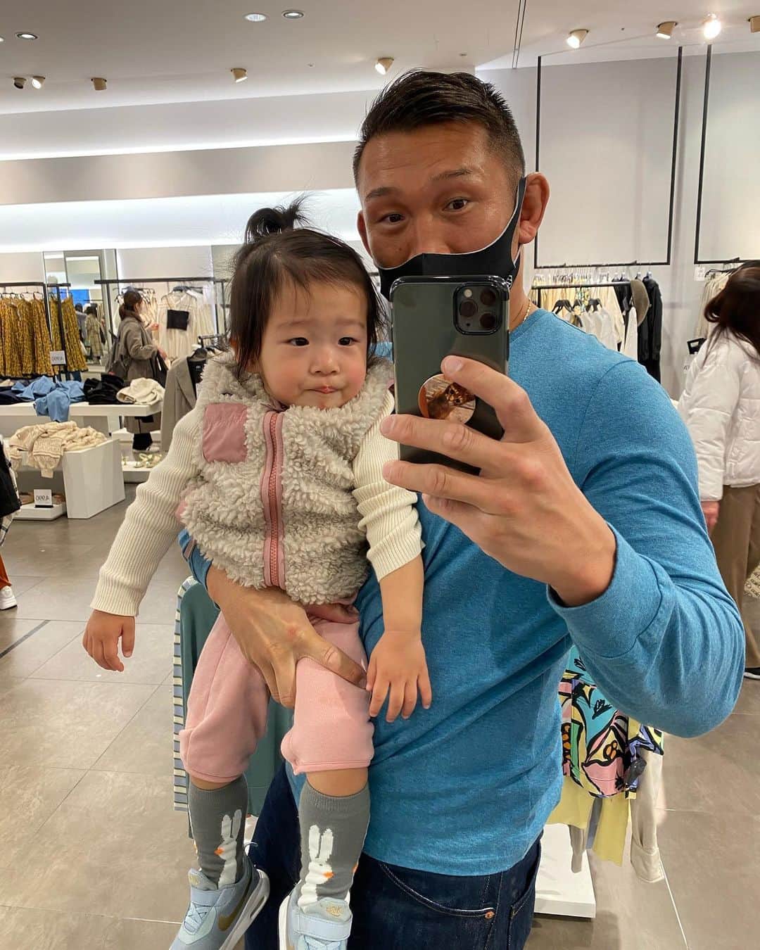 ストラッサー起一のインスタグラム：「日曜は日帰りで横浜に行くので土曜に家族と過ごしてきました。 娘の成長ホンマに早いなと‼️ 僕も負けずに成長していきます💪」