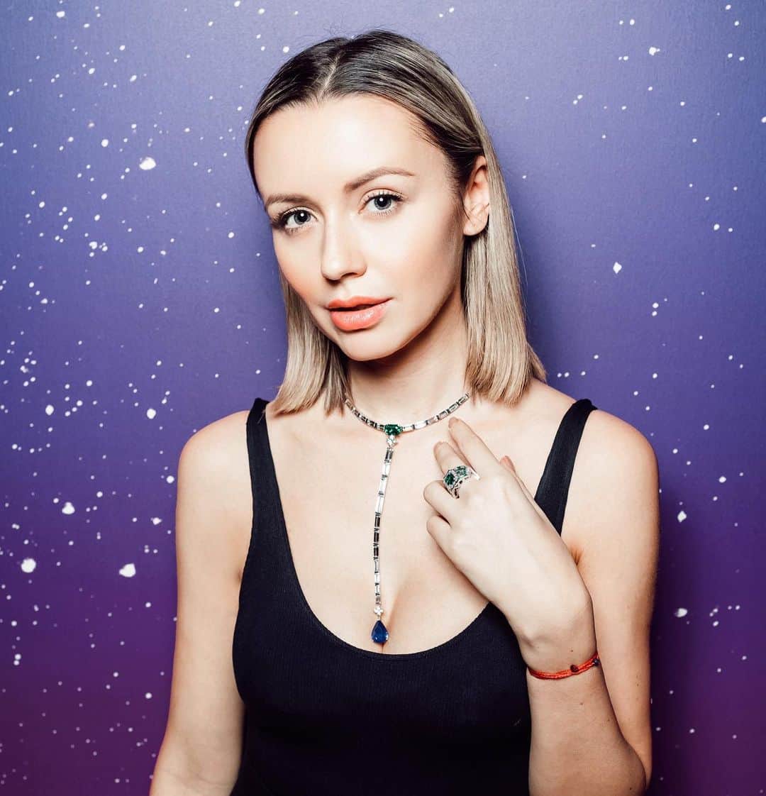 Nataly Osmannのインスタグラム：「@louisvuitton high jewelry piece of art. “Иногда приходит зима, иногда приходит лето. Если у вас всегда будет одна и та же погода, вы почувствуете застой. Нужно научиться любить всё, что происходит. Вот что я называю зрелостью. Нужно любить то что уже есть. Незрелость всегда живёт в «вот если бы» или «хорошо было бы», но никогда не в «есть», а «есть» — реальность. Всё, что «было бы хорошо», вам только снится. Какой бы ни была реальность, она хороша. Любите её, радуйтесь ей и расслабьтесь в ней. Если что-то уходит, проститесь. Всё меняется… жизнь течёт и меняется. Никто не остаётся прежним; иногда открываются широкие просторы, иногда двигаться некуда. То и другое хорошо. То и другое — дары существования. Нужно научиться такой благодарности, которая благодарит за всё, что бы ни случилось. Живите в этот миг.» Ошо」