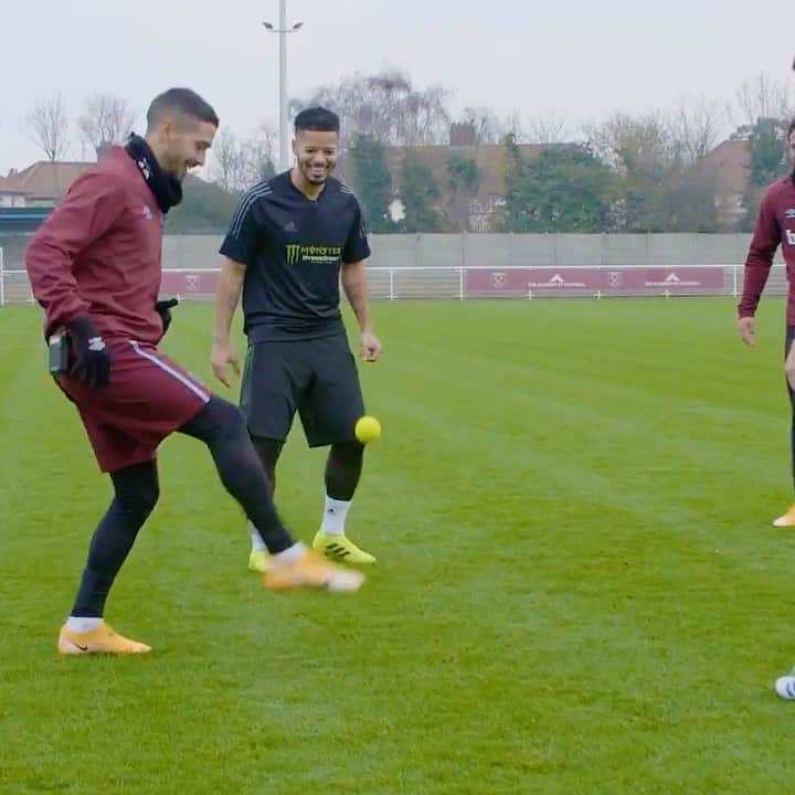 F2Freestylersのインスタグラム：「Whhaaaaattt!!! 🔥🤯   Tag your mate with tennis ball tekkers below! ⬇️🤩🎾  NEW VIDEO OUT NOW, LINK IN BIO! 🤯🎾🎥  @westham  @manulanzini  @pablofornals  @saidbenrahma11   @monsterenergy   #EnergyForSport #HydroSport #ad」