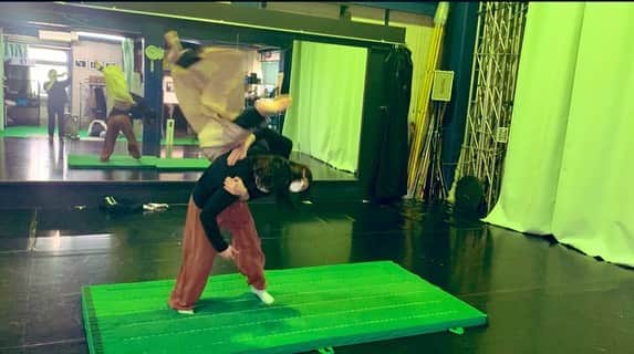 知念紗耶のインスタグラム：「2月28日(明日)18時〜 インスタライブパフォーマンスやります✨ ぜひぜひ観てください👀💞 写真はプロレスごっこ…じゃなくてリフト練習中のあゆ&さやです👶」