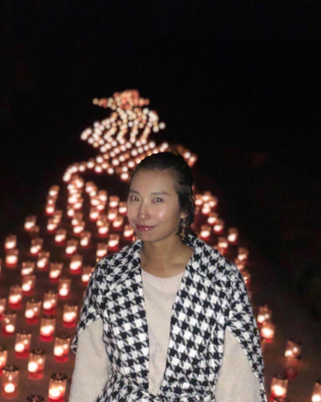 エマ中岡優姫のインスタグラム：「🕯キャンドルナイト🕯 「洋」ステージ ずっと行こうと思っとったけど サニ坊が体調を崩してたので やっと行けた👏 LEDライトなんじゃけど サニ坊は火の部分を ツンツンしてまわってた🤣 「和」のステージは この会場から車で20分くらい かかるので 寒さと時間的に 今日はあきらめた🤣 サニ坊は今お気に入りの ふりかけを握りしめて イルミネーションに 行きました🤣👏 楽しそうでよかった✨ イルミネーションは 明日までだよーん🕯✨ #世羅高原農場  #世羅キャンドルナイト2021  #キャンドルナイト  #イルミネーション  #広島  #iphoneで撮影  #男の子ママ  #シングルマザー」