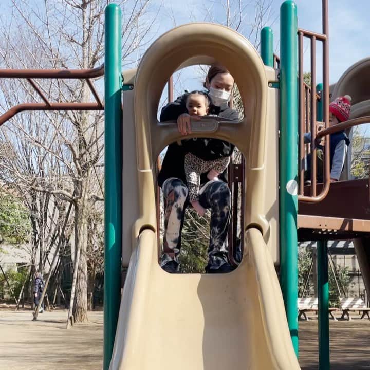 のインスタグラム：「初めて滑り台した日⭐️⭐️⭐️楽しかったみたいで良かったけど、私は何年振りだかわからないくらい久々ですんごいビビった😱💦」