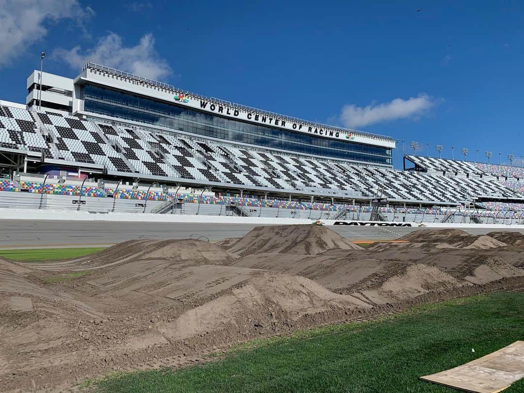 Racer X Onlineさんのインスタグラム写真 - (Racer X OnlineInstagram)「📍 @Daytona 🌴 🏁  Track is ready for next weekend’s race at the World Center of Racing 🤩」2月28日 1時31分 - racerxonline