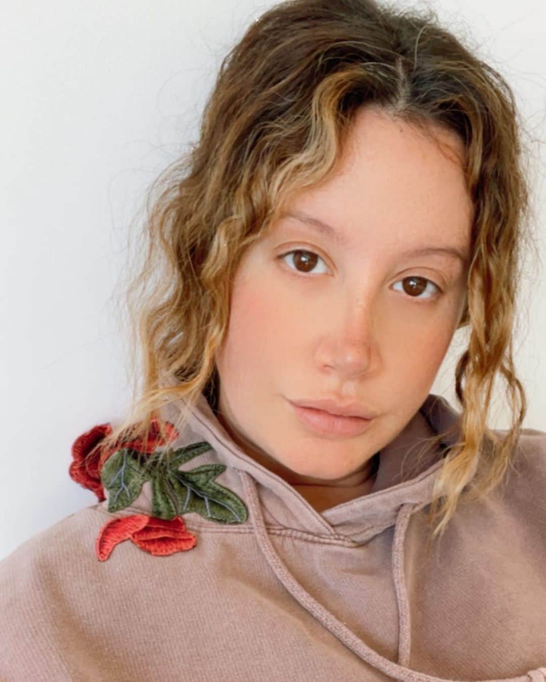 アシュレイ・ティスデイルのインスタグラム：「The older I get the more I appreciate my hair texture. It’s so funny how when we are young we want what we don’t have. When these are the things that make us different, and THAT is what makes us unique and beautiful.」