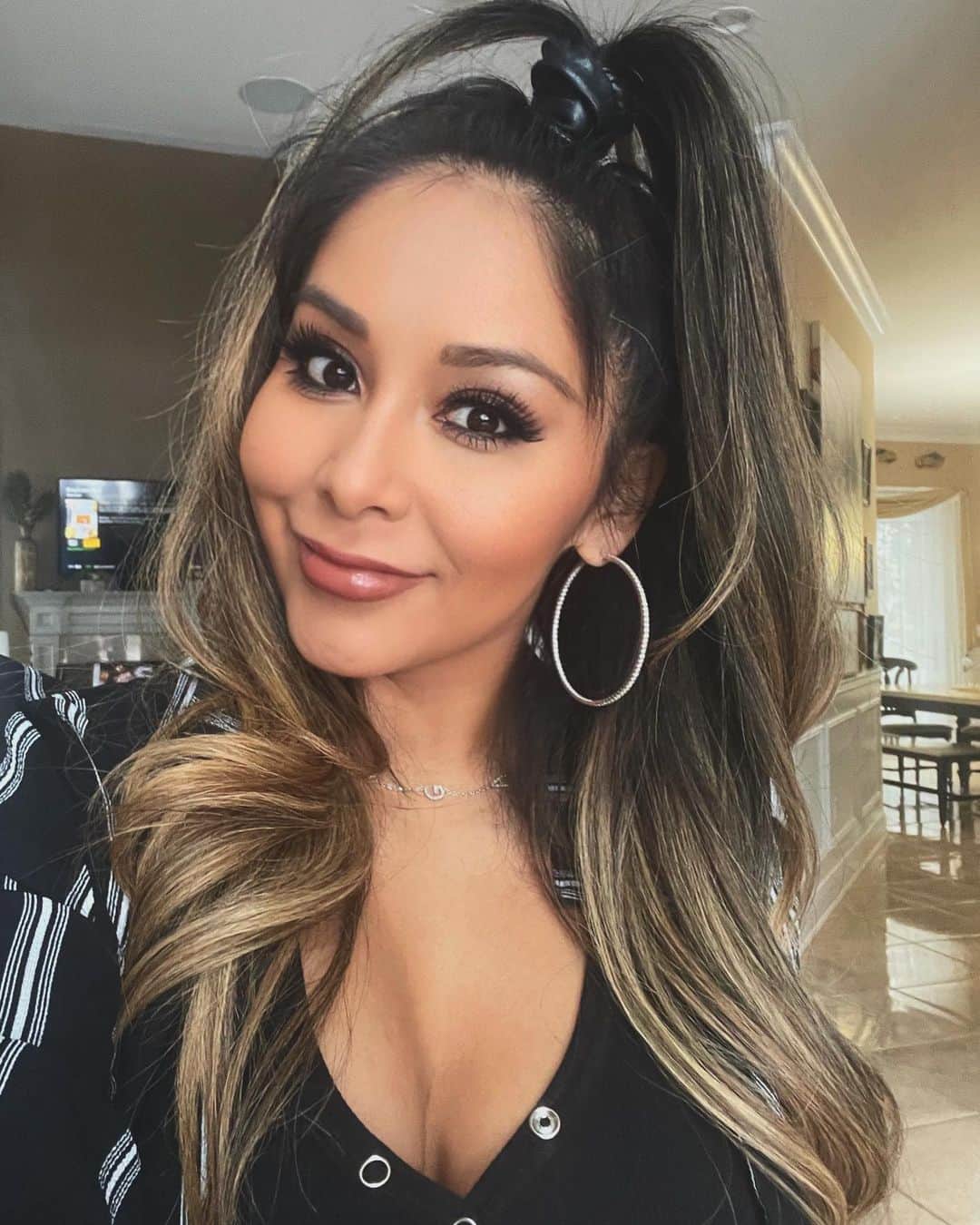 ニコール・ ポリッツィのインスタグラム：「LASHES 🖤 @thesnookishop」