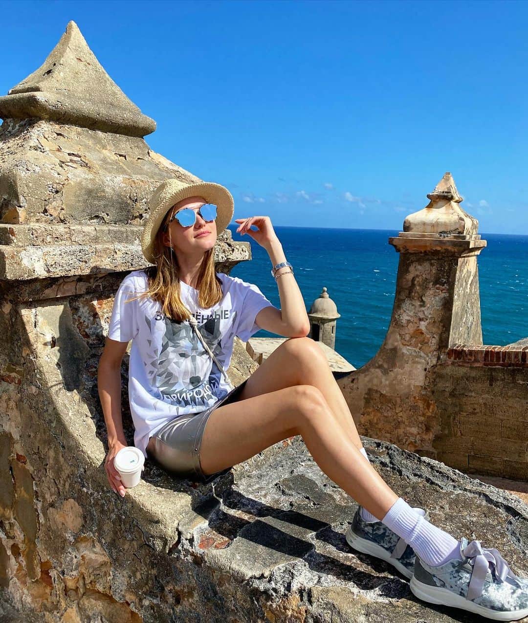 ヴラダ・ロスリャコヴァのインスタグラム：「➡️ Hat found! Forgiveness received! 😎  I’m happy to see how it made you all laugh and be concerned about our friendship continuation 😀  Swipe to see the moment of reunion 💃」