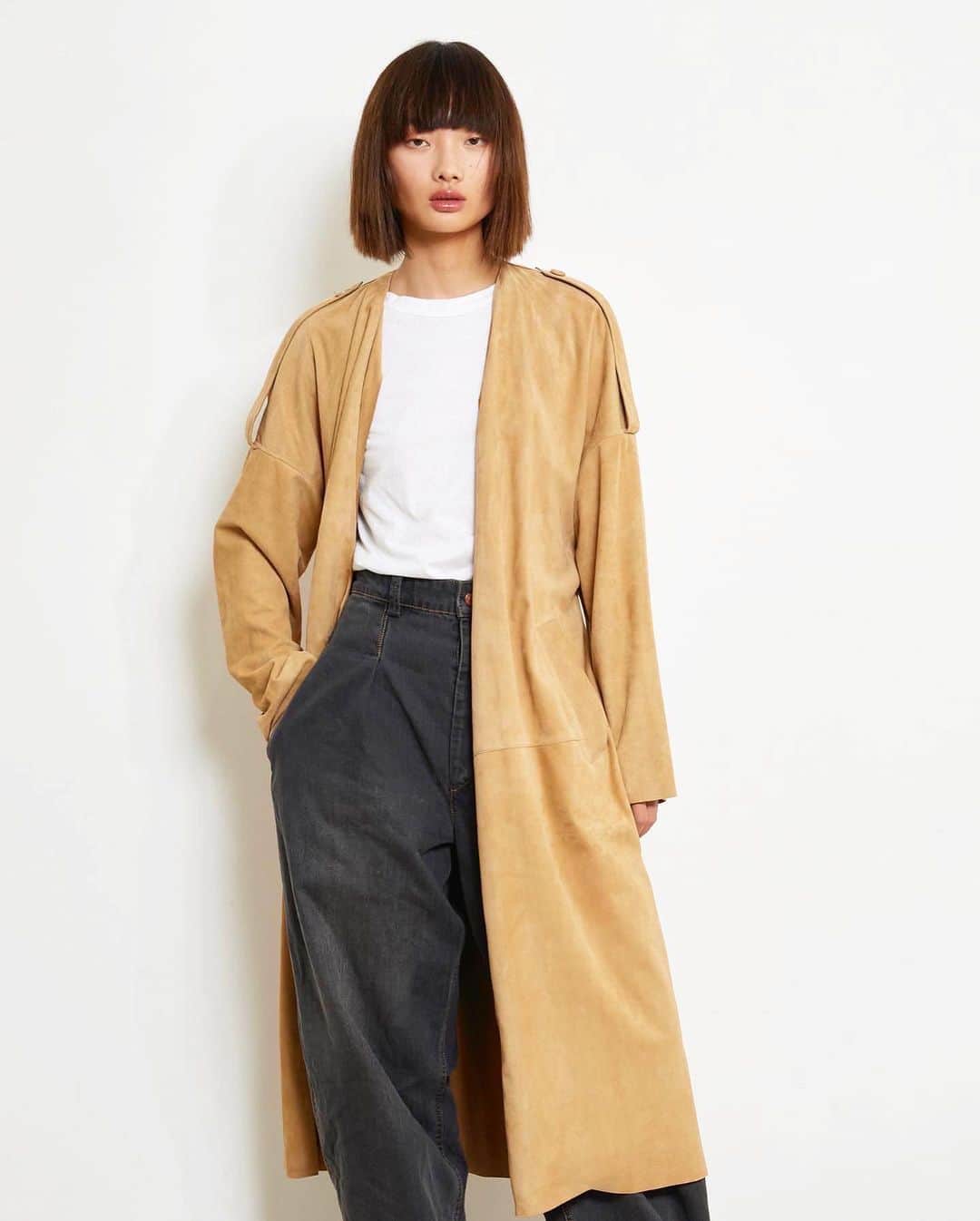 イネスエマレシャルのインスタグラム：「How to feel comfy yet stylish? Add an extra touch of class by including an elegant & soft suede leather coat in your look ✨  • Glamour coat, suede leather 💛  #inesetmarechal #musthave #fashion #essentials #winter #cosy #mood #sustainablefashion #frenchfashion #style #parisienne #elegant #elegance #luxe #prestige #leather #inspiration #lookideas #madeinfrance #france #paris #frenchbrand #style #look #madeinfrance」