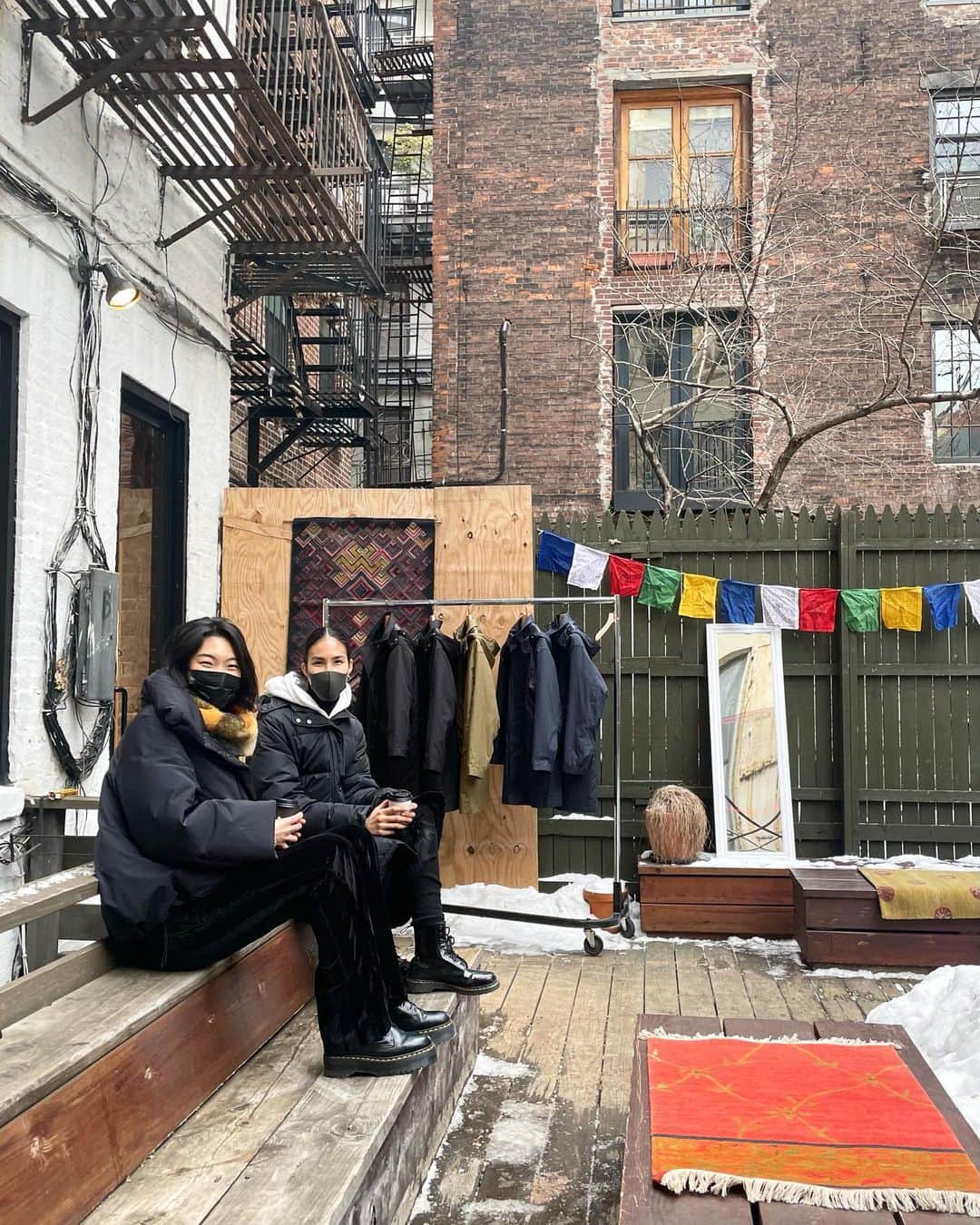 金原杏奈のインスタグラム：「: とある極寒の日 @chiharuokunugi と ABODE OF SNOWのポップアップショップへ🧥 こんな状況なので、ぞくぞくと顔見知りが 集まる感じ久しぶりで楽しかった☺️ ・ #nyc #newyork #abodeofsnow  #friends #catchup #saturdaysnyc」