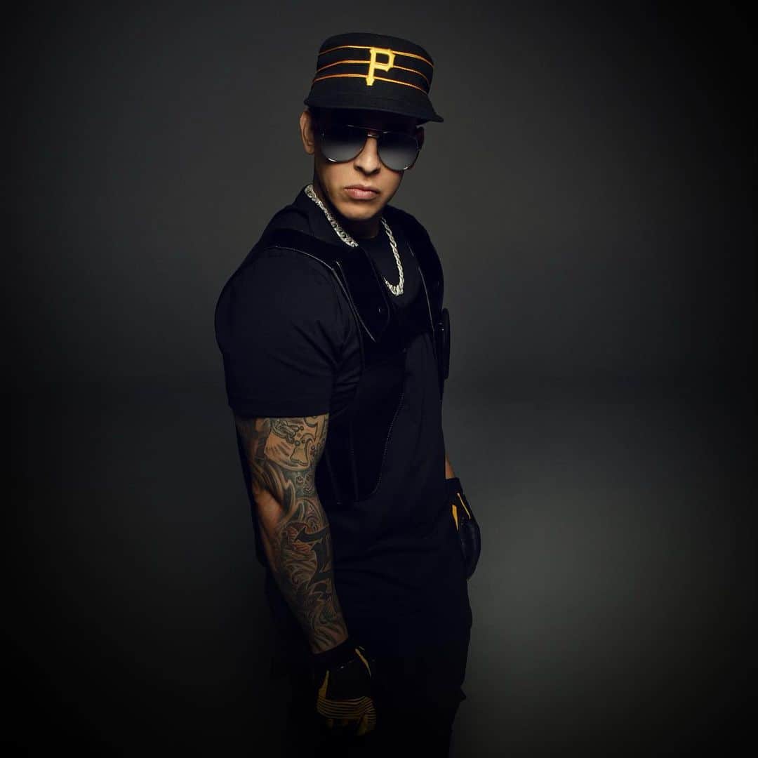 ダディー・ヤンキーのインスタグラム：「El que creó la fórmula, tú le vas a decir cómo hacer la medicina ?  #Problema #Reggaeton 🧨」