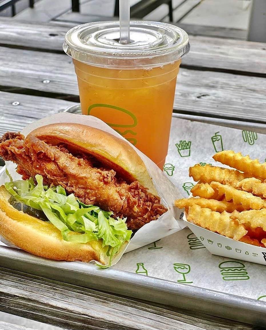 SHAKE SHACKさんのインスタグラム写真 - (SHAKE SHACKInstagram)「Leftovers? Don't know her.  📸: @a.jocho #shakeshack」2月28日 1時46分 - shakeshack