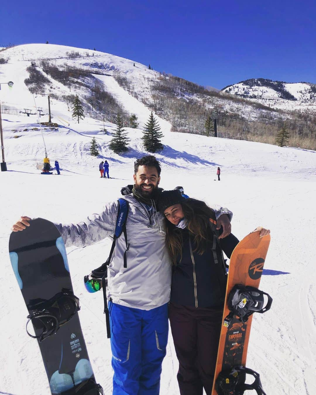 Nargis Fakhri のインスタグラム：「I really want to be able to do all these fun activities with @jsantos1923 So i tried snowboarding for the first time in park city Utah and i was having a great time learning even though it was super hard. I decided to go ahead and do my own thing and guess what happened- yup i hurt my knee. So now I’m just resting for the entire trip 😢😬🙄🤦🏻‍♀️🏂🏂🏂🥺🥺🥺😢😭.  . . Thank you @skibutlers for delivering and picking up the gear i rented. Makes life so much easier !  . . . Hopefully i can try again another time . #snowboarding #utah #parkcity #snow #fun #love #ski #adventures」