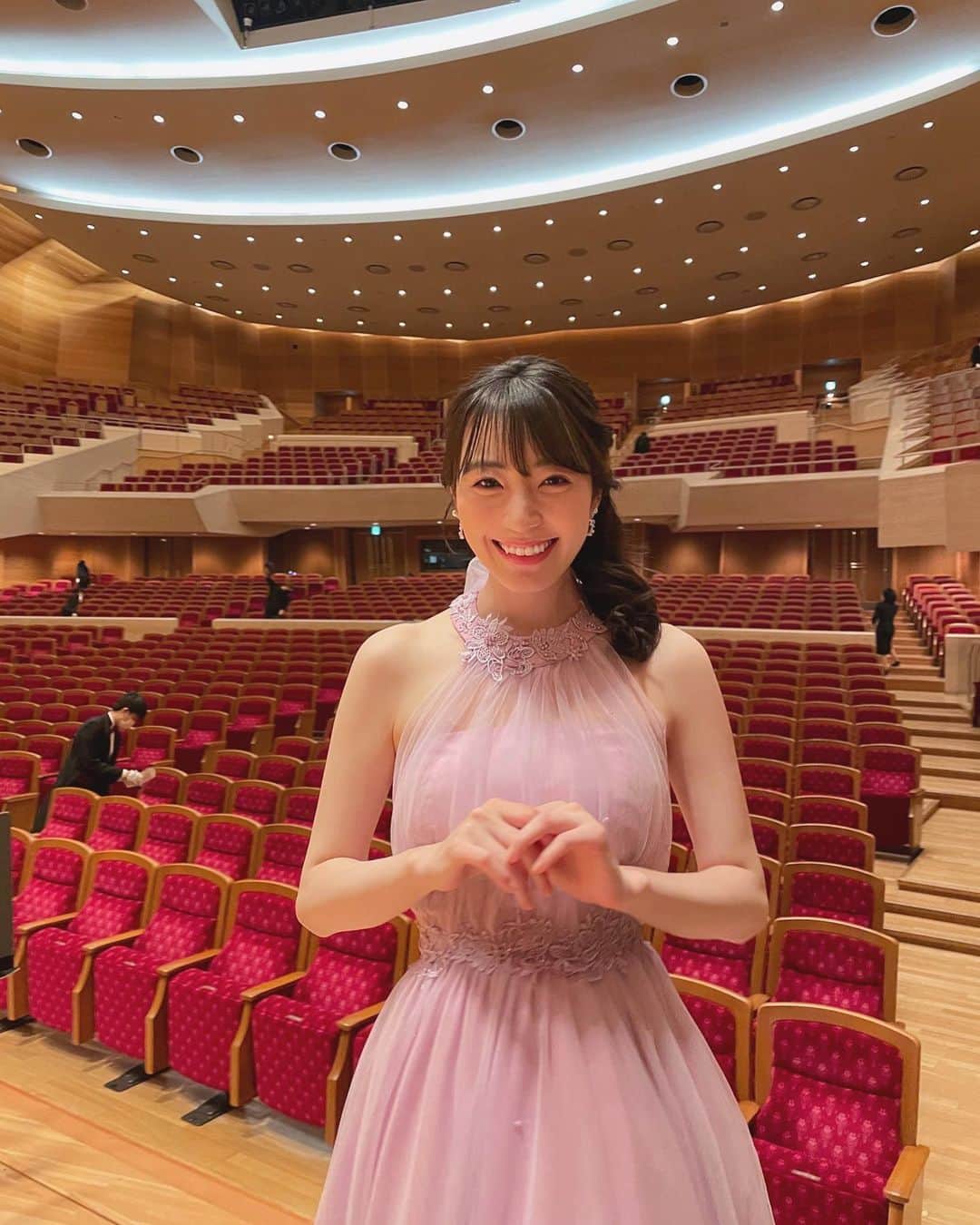 松井咲子さんのインスタグラム写真 - (松井咲子Instagram)「小さい頃から何度もコンサートを聴きに行っていた憧れのサントリーホールでオーケストラの皆様と演奏させていただき 冷めやらぬほくほくです。パイプオルガン素敵だったなあ夢のようだ ANIME&GAME SYMPHONY JAPANありがとうございました！ 今回のドレスも可愛くてご機嫌です🎀  #サントリーホール #ピアノ #GSJ」2月28日 1時58分 - sakiko___official
