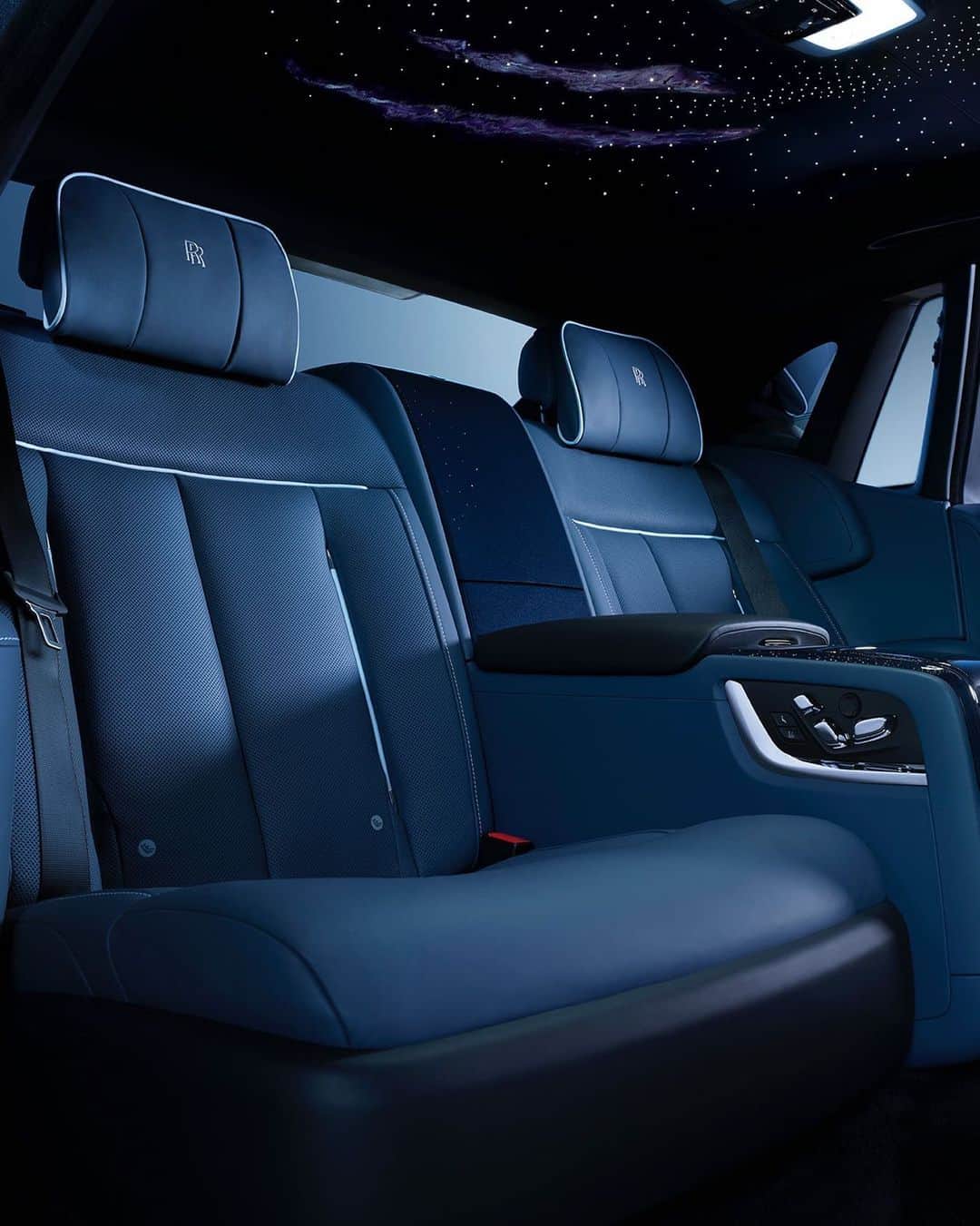 ロールス・ロイスのインスタグラム：「Inside of #PhantomTempus, the expansive Serenity Seats imbue a sense of atmospheric calm. Within this space, the hectic world is placed on hold.  Discover #PhantomTempus now; link in bio.   #RollsRoycePhantom  — NEDC (combined): CO2 emission: 329-328 g/km; Fuel consumption: 19.5-19.6 mpg / 14.5-14.4 l/100km. WLTP (combined): CO2 emission: 356-341 g/km; Fuel consumption: 18.0-18.8 mpg / 15.7-15.0 l/100km.」