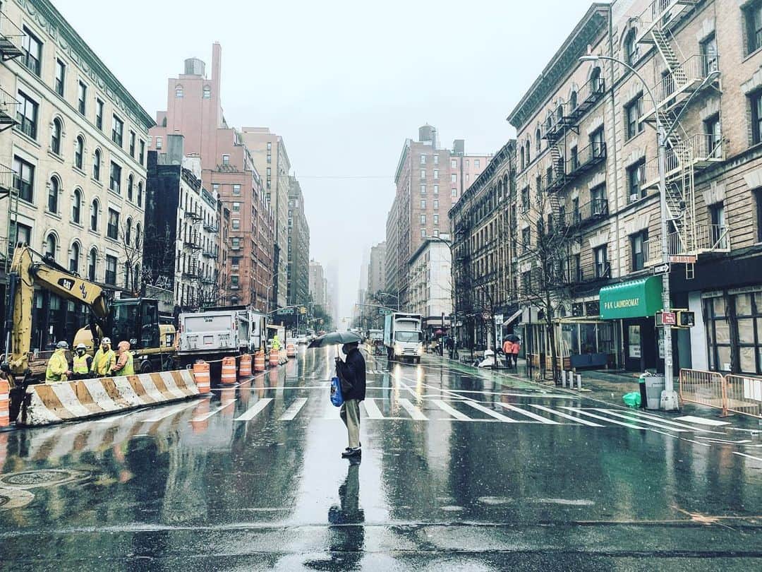 JULIEN D'YSのインスタグラム：「#brodway#newyork ce matin pour Frédérique 🙏🏻 #👁. ´. 💧. 💙  #february27.2021☔️」