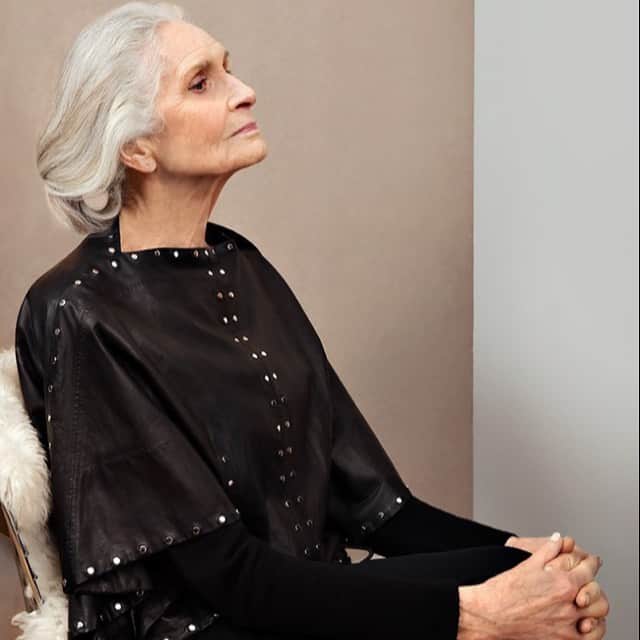 ダフネ・セルフのインスタグラム：「Looking back to a great shoot for @pibemagazine  photographer @iakovosphoto  Stylist @thesaradunn  Hair @mtjp333  #makitanaka  Makeup @jofrostmakeup  @clmagency  #diversity  #louisvuitton #wolford  #fashion #greyhair」