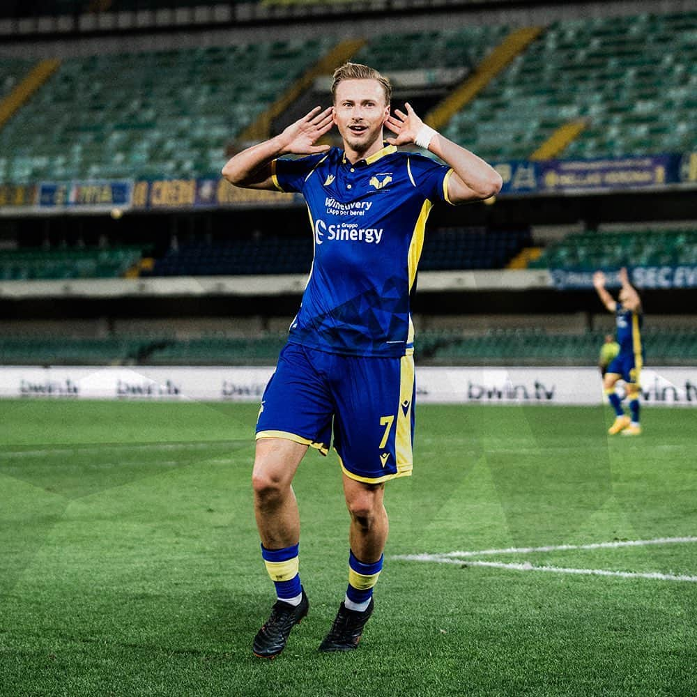 エラス・ヴェローナFCさんのインスタグラム写真 - (エラス・ヴェローナFCInstagram)「QUESTO GRUPPO NON MOLLA MAI 💛💙  #DaiVerona #VeronaJuve #lastoriAcontinuA」2月28日 7時23分 - hellasveronafc