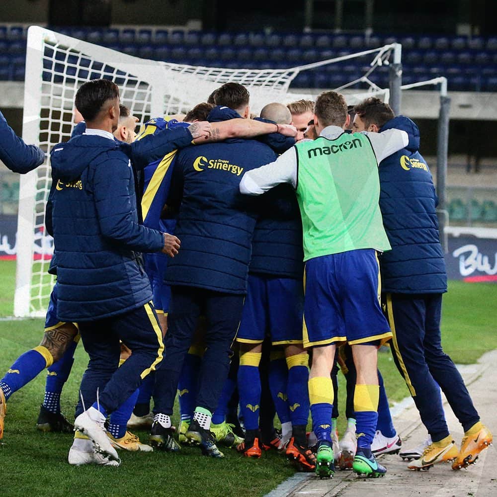 エラス・ヴェローナFCのインスタグラム：「QUESTO GRUPPO NON MOLLA MAI 💛💙  #DaiVerona #VeronaJuve #lastoriAcontinuA」