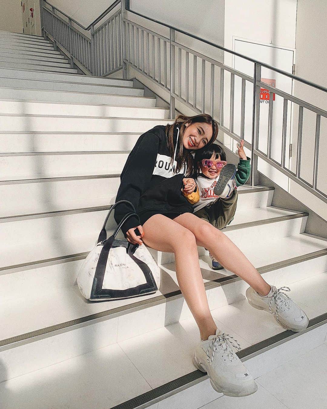 新井ニーニャさんのインスタグラム写真 - (新井ニーニャInstagram)「🖤  かおちゃんがパリピな日でした😎🎧💕 最近サングラスにハマってて どこにいくにもつけてるっ🤣  私は新しくGETした #グランダンエース の💞 @ground_n_ace   中にはミニワンピきてるよ🖤  スニーカー👟とバッグ👜は @balenciaga   #groundnace #ground_n_ace #balenciaga #親子コーデ #2歳児コーデ #パリピな息子 #カジュアルコーデ #スニーカーコーデ #モノトーンコーデ #バレンシアガ #トリプルs #バレンシアガスニーカー  #バレンシアガトリプルs  #バレンシアガトリプルエス #balenciaga #balenciagatriples #triples」2月28日 7時24分 - 22nina77