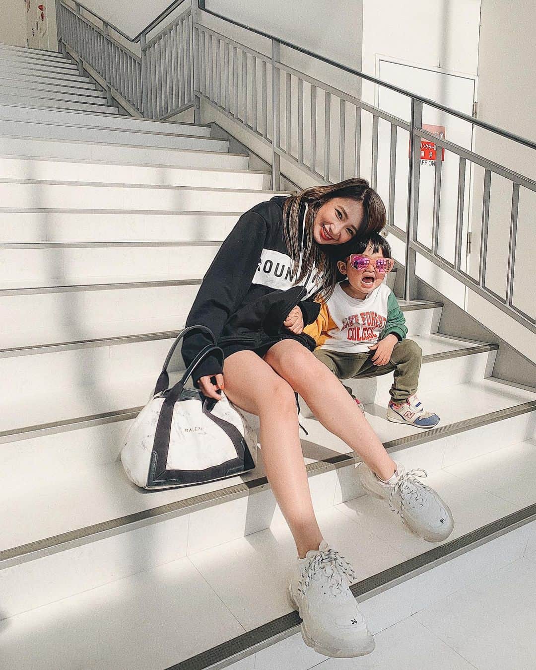 新井ニーニャさんのインスタグラム写真 - (新井ニーニャInstagram)「🖤  かおちゃんがパリピな日でした😎🎧💕 最近サングラスにハマってて どこにいくにもつけてるっ🤣  私は新しくGETした #グランダンエース の💞 @ground_n_ace   中にはミニワンピきてるよ🖤  スニーカー👟とバッグ👜は @balenciaga   #groundnace #ground_n_ace #balenciaga #親子コーデ #2歳児コーデ #パリピな息子 #カジュアルコーデ #スニーカーコーデ #モノトーンコーデ #バレンシアガ #トリプルs #バレンシアガスニーカー  #バレンシアガトリプルs  #バレンシアガトリプルエス #balenciaga #balenciagatriples #triples」2月28日 7時24分 - 22nina77