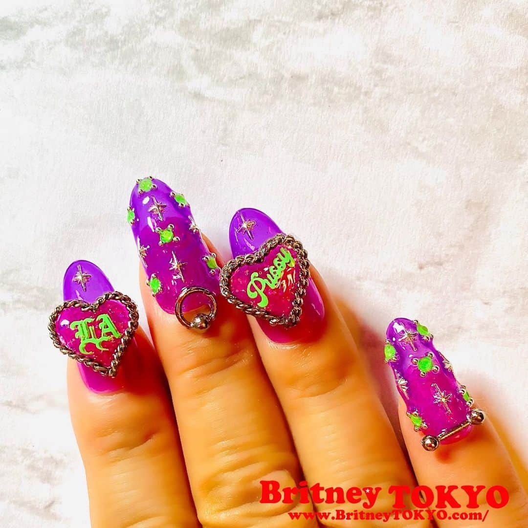 Britney TOKYOさんのインスタグラム写真 - (Britney TOKYOInstagram)「Neon💚💚💚　 New nail sticker release alert 3/1/21 Britney TOKYO X @tsumekira  Will be available @naillabousa soon   #ツメキラ から新作ステッカーが3/1発売するよ♬  今回は初のネオンカラー🔥ネオンピンク&ネオングリーン ブラックライトでグローするんだ⚡️  #ネイル　＃ネイルアート　#britneytokyonailsticker #britneytokyo #nailart #nails #fashion #selfnail」2月28日 7時25分 - britneytokyo