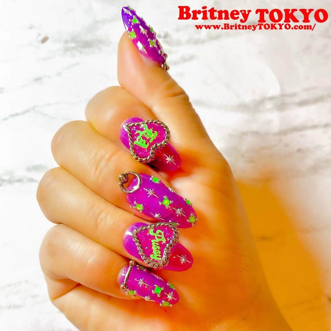 Britney TOKYOさんのインスタグラム写真 - (Britney TOKYOInstagram)「Neon💚💚💚　 New nail sticker release alert 3/1/21 Britney TOKYO X @tsumekira  Will be available @naillabousa soon   #ツメキラ から新作ステッカーが3/1発売するよ♬  今回は初のネオンカラー🔥ネオンピンク&ネオングリーン ブラックライトでグローするんだ⚡️  #ネイル　＃ネイルアート　#britneytokyonailsticker #britneytokyo #nailart #nails #fashion #selfnail」2月28日 7時25分 - britneytokyo