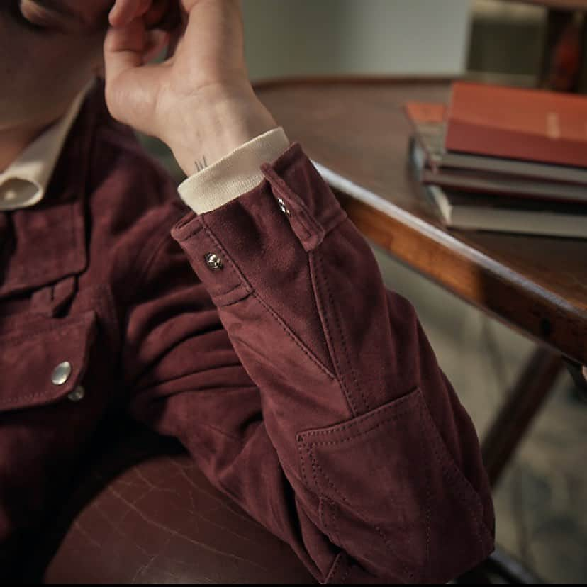 ラファエルカルーゾのインスタグラム：「A precious close-up of our burgundy field jacket…bet you can almost feel the texture of this fine goatskin leather.⁠ ⁠ #CarusoMenswear⁠ #PlayfulElegance⁠ #AW20」