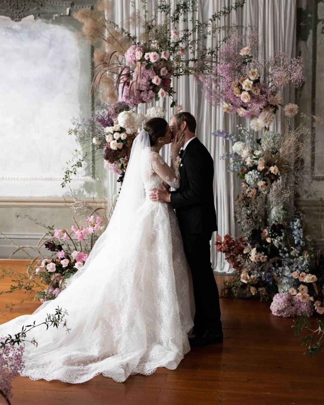 Monique Lhuillierのインスタグラム：「Sealed with a Kiss 💋 #moniquelhuillier #mlbride」