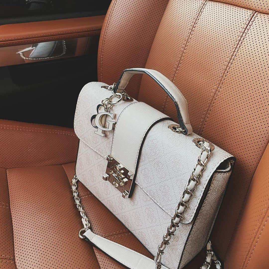 のインスタグラム：「can't go anywhere without it 🤍 #GUESSHandbags (📸: @irina_novozhenova)」