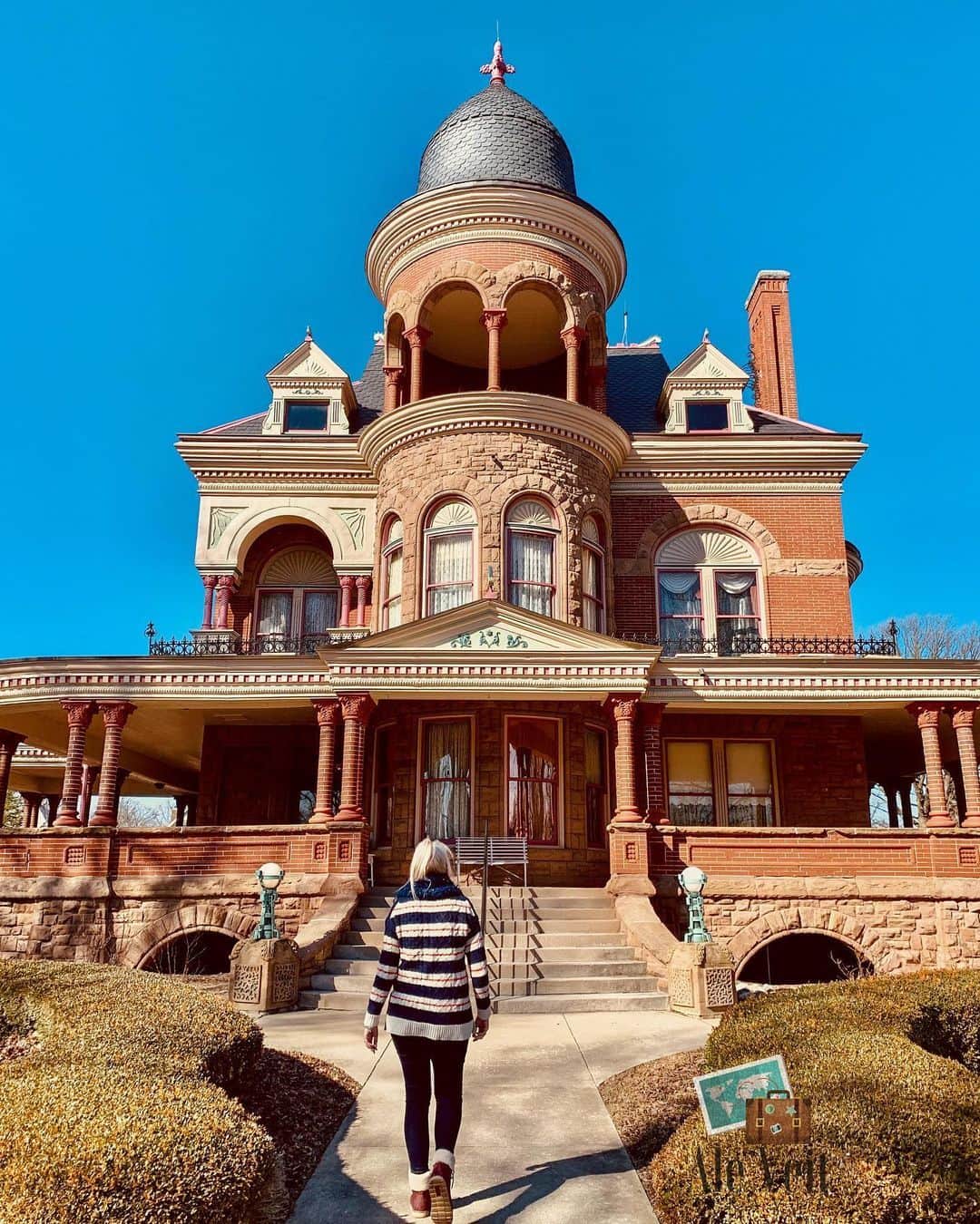 Visit The USAのインスタグラム：「Admiring the Queen Anne and Romanesque Revival architecture at the Seiberling Mansion in Indiana! 🏰 The mansion was built in 1891 by Monroe Seiberling and features ornate woodwork with native woods such as walnut, oak, and maple. There is also a grand porch that overlooks the full grounds. The Mansion can still be toured today! #VisitTheUSA 📸 : @aleveit」