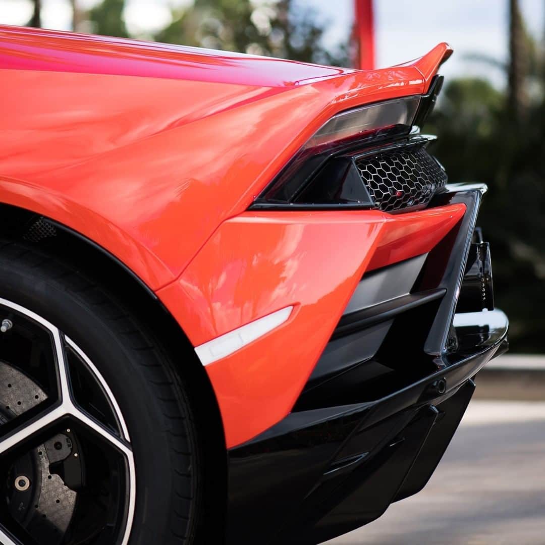ランボルギーニのインスタグラム：「We could look at these details for hours, getting lost in their beauty, perfection, accuracy. Can you guess which Lamborghini they belong to?  Give it a try and leave your answer in the comments.  #Lamborghini #GuessFromDetails」