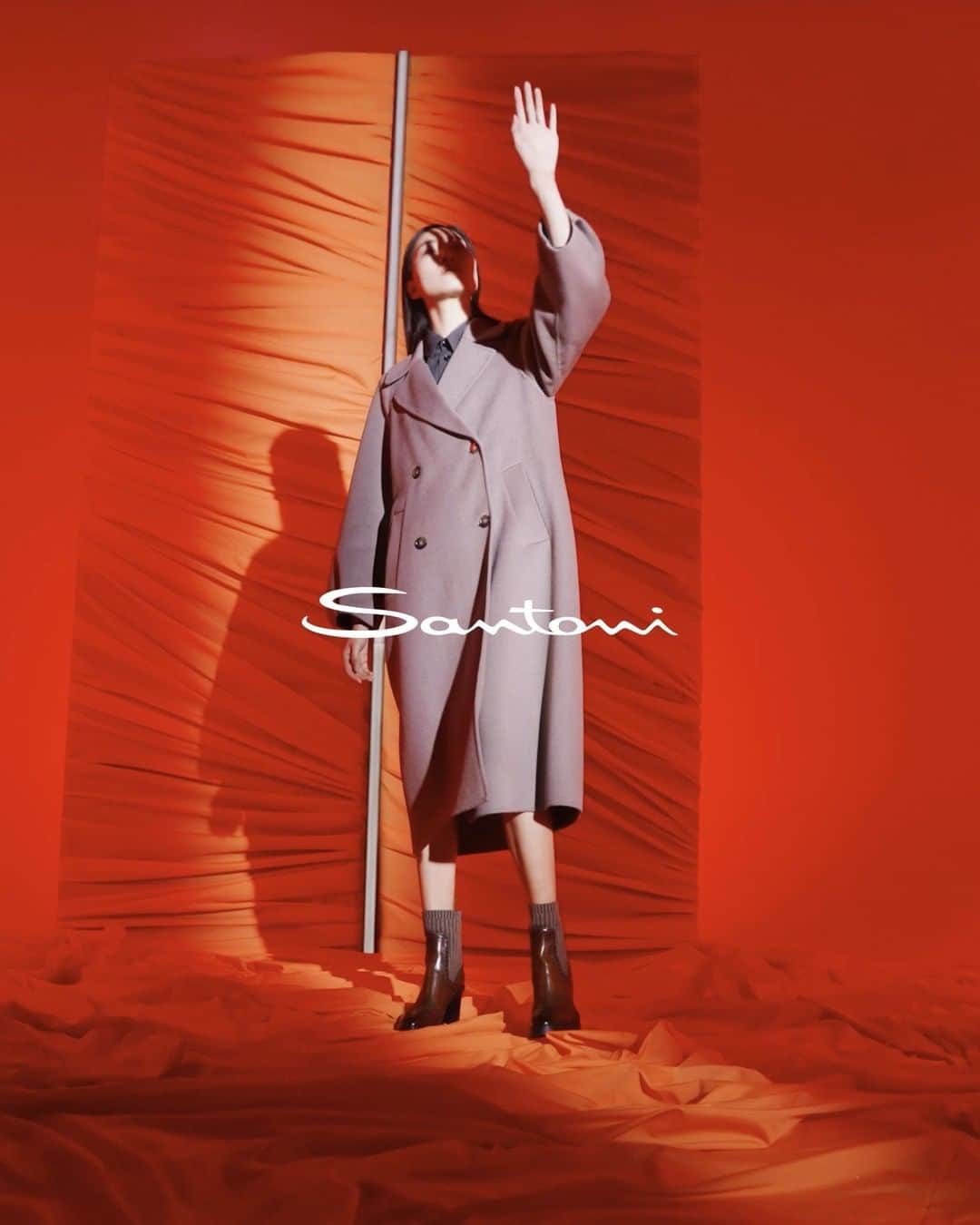 サントーニのインスタグラム：「Introducing the new #SantoniFW21 women’s collection.  Immersed in a saturated and dynamic atmosphere, we are transported to a suspended time that creates the intertwining of past and future. Androgynous designs with a contemporary spirit, featuring rock sole, even on heel, speak to a woman looking for coolness and modernity.   #Santoni #SantoniFW21 #SantoniPrimomovimento #milandigitalfashionweek #mfw」