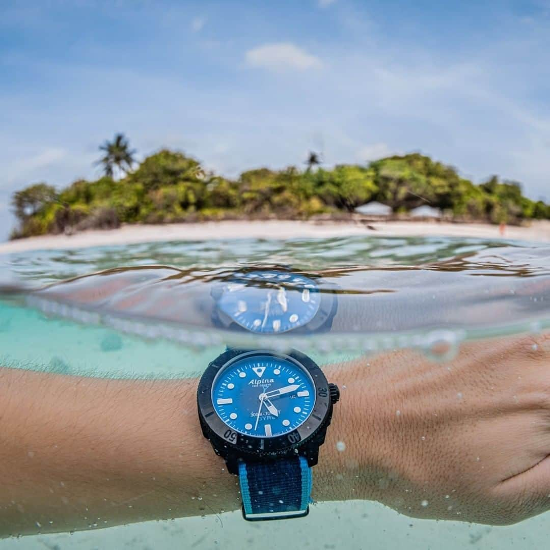 アルピナさんのインスタグラム写真 - (アルピナInstagram)「#SeastrongDiverGyre: a creation in ocean-inspired colours 🌊   📷  @rafafdezjr  Check out the link in bio to learn more about our Seastrong Diver Gyre Collection. #AlpinaWatches #ReachYourSummit #AlpinaFamily  . . . #diverwatch  #divewatch #ocean #diver #scuba #scubadiving #dive #diving #scubadive  #scubadiver #freediving  #freedive  #uwphotography #underwater #reef #sealife #swissmade #swisswatch #swisswatches #watchoftheday #wristwatch #horology #instawatch #watchesofinstagram #dailywatch #wristshot」2月28日 2時00分 - alpinawatches