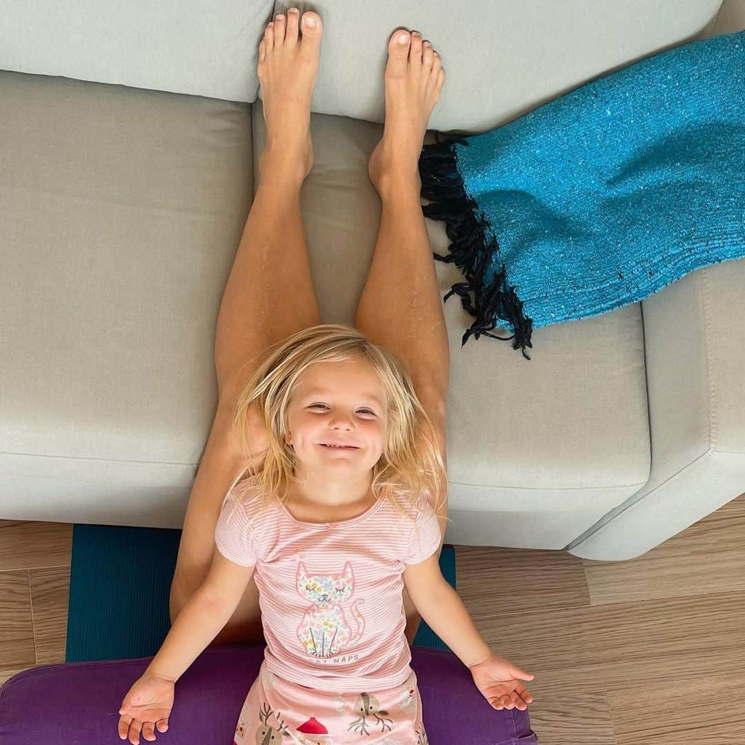 レイチェル・ブレイセンさんのインスタグラム写真 - (レイチェル・ブレイセンInstagram)「Snuck upstairs for some me-time on my yoga mat... It quickly became some us-time😂 #motherhood #relatable」2月28日 2時00分 - yoga_girl