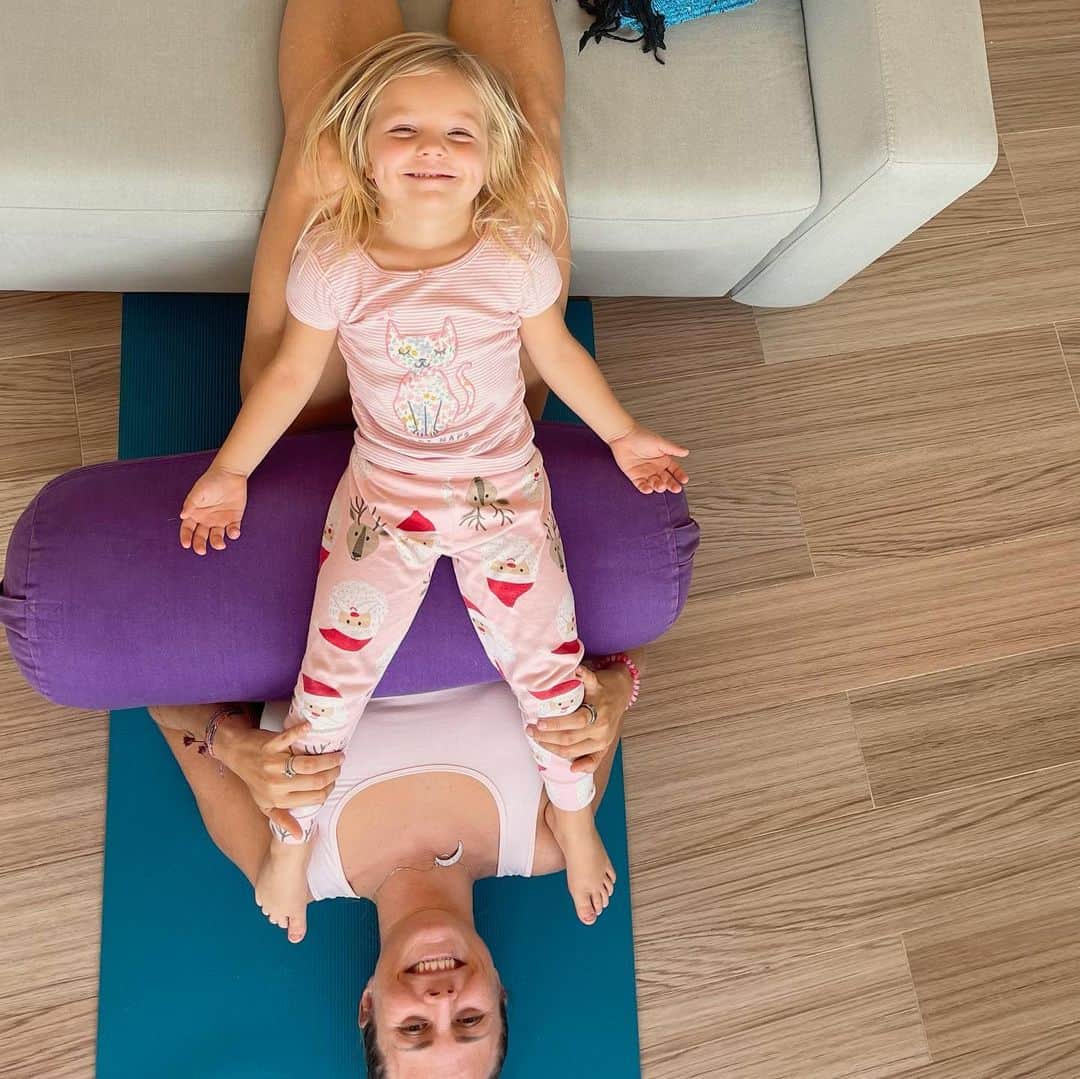 レイチェル・ブレイセンさんのインスタグラム写真 - (レイチェル・ブレイセンInstagram)「Snuck upstairs for some me-time on my yoga mat... It quickly became some us-time😂 #motherhood #relatable」2月28日 2時00分 - yoga_girl