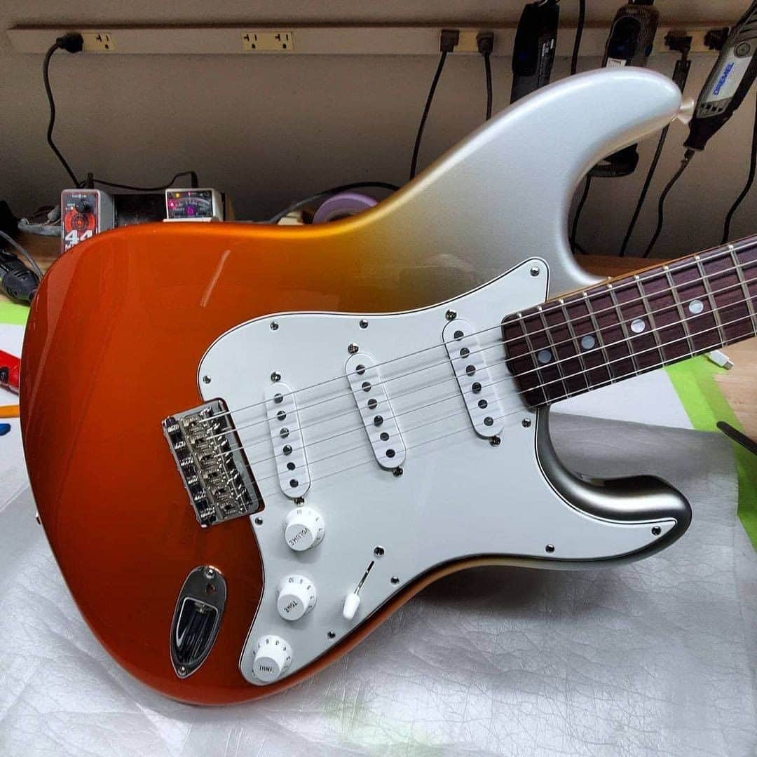 Fender Guitarさんのインスタグラム写真 - (Fender GuitarInstagram)「Happy #Straturday! Here's a fresh Stratoburst Orange to Silver hardtail Stratocaster from @jsmith_fendercustomshop」2月28日 2時00分 - fender