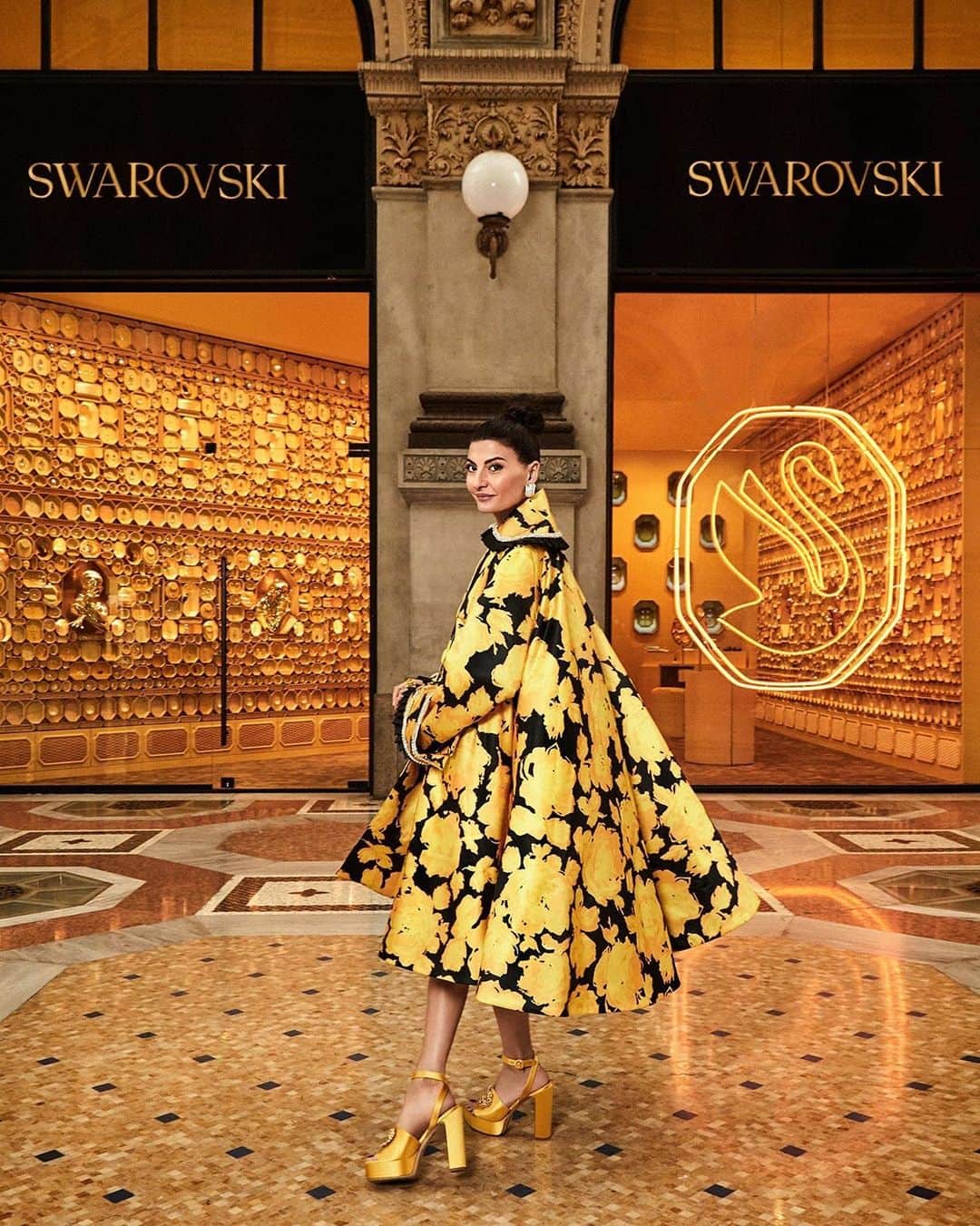 SWAROVSKIさんのインスタグラム写真 - (SWAROVSKIInstagram)「Lose yourself in our world of wonder at Galleria Vittorio Emanuele II in the heart of Milan. Our first concept store, a tribute to our heritage and crafted by our Milanese born Creative Director @giovannaengelbert to #IgniteYourDreams #Swarovski」2月28日 2時00分 - swarovski