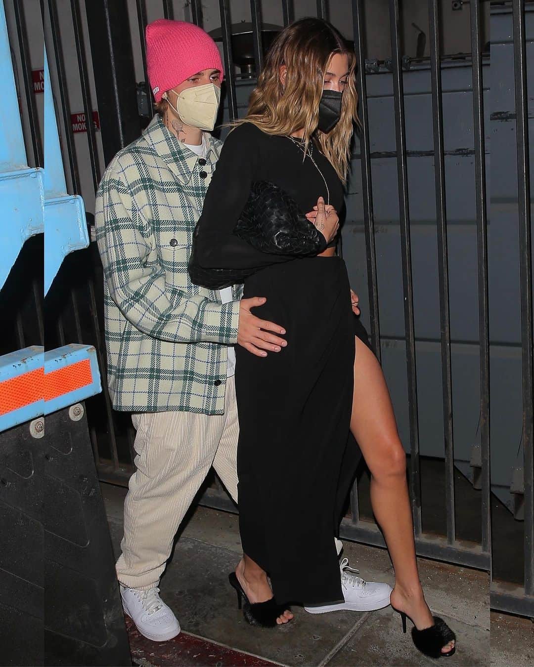Just Jaredさんのインスタグラム写真 - (Just JaredInstagram)「@justinbieber celebrated his album announcement on Friday night by going on a dinner date with wife @haileybieber. More photos on our site! #JustinBieber #HaileyBieber Photo: Backgrid」2月28日 2時02分 - justjared