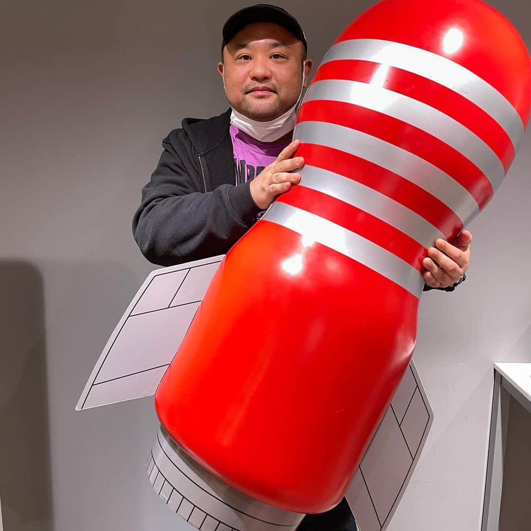 丸山ゴンザレスのインスタグラム：「有楽町の阪急6FのTENGAフラッグシップストアでロケットプロジェクトの展示が開催してます。好評につき期間延長で３月末まで開催するそうです。挑戦を続けるTENGAの姿勢と宇宙への憧れを感じてください。 @tenga_pr  #tenga」