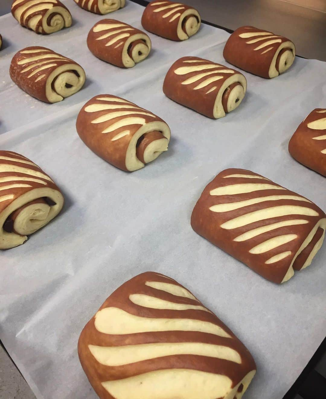 DOMINIQUE ANSEL BAKERYさんのインスタグラム写真 - (DOMINIQUE ANSEL BAKERYInstagram)「Scoring - making that one confident slash that’s gentle yet precise. A lot of cooks ask me how to perfect it in the viennoiserie and bread work. At the end of the day, it’s hand skills, but also the elements around you — the temperature of the dough, the sharpness of the blade. Like a sushi chef, you need to practice precision in each small move until you find your groove.」2月28日 2時05分 - dominiqueansel