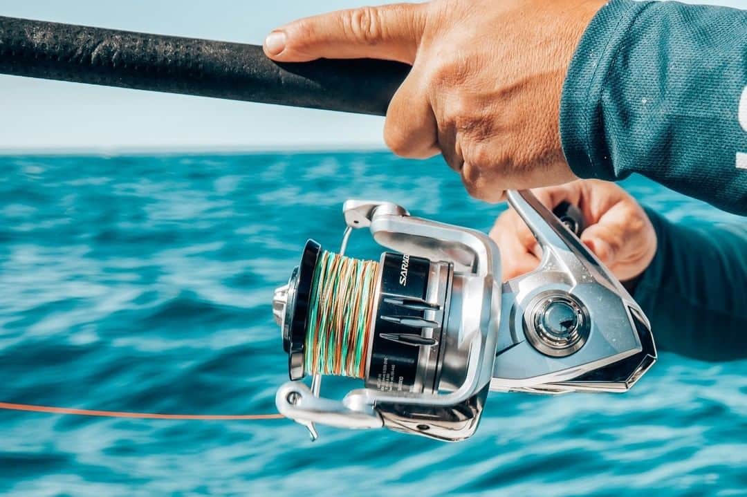 シマノ｜Fishingのインスタグラム：「The Saragosa SW's Infinity Drive technology provides improved winding power under load by up to 26% while still allowing incredibly smooth and light rotation — the perfect machine for maneuvering monsters.   #FishShimano #SaragosaSWA  📸: @thecaptainsmag」