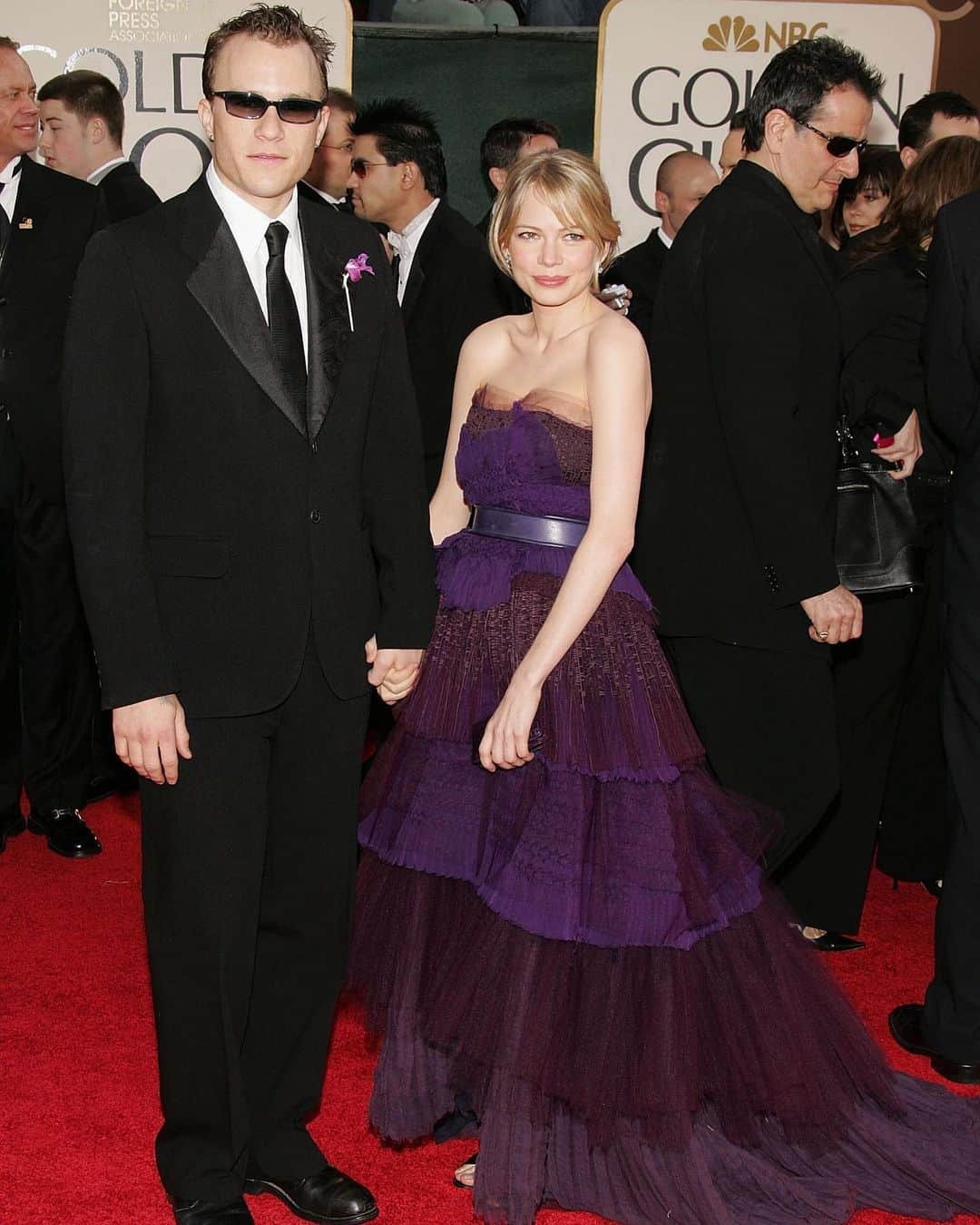 Just Jaredさんのインスタグラム写真 - (Just JaredInstagram)「Here’s what the Golden Globes red carpet looked like 15 years ago! Tap the Reese and Ryan photo at the LINK IN BIO to see over 75 photos from that event. #GoldenGlobes Photos: Getty」2月28日 2時12分 - justjared