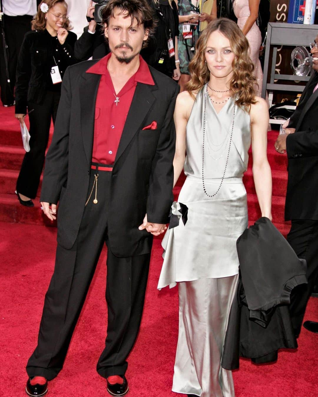 Just Jaredさんのインスタグラム写真 - (Just JaredInstagram)「Here’s what the Golden Globes red carpet looked like 15 years ago! Tap the Reese and Ryan photo at the LINK IN BIO to see over 75 photos from that event. #GoldenGlobes Photos: Getty」2月28日 2時12分 - justjared