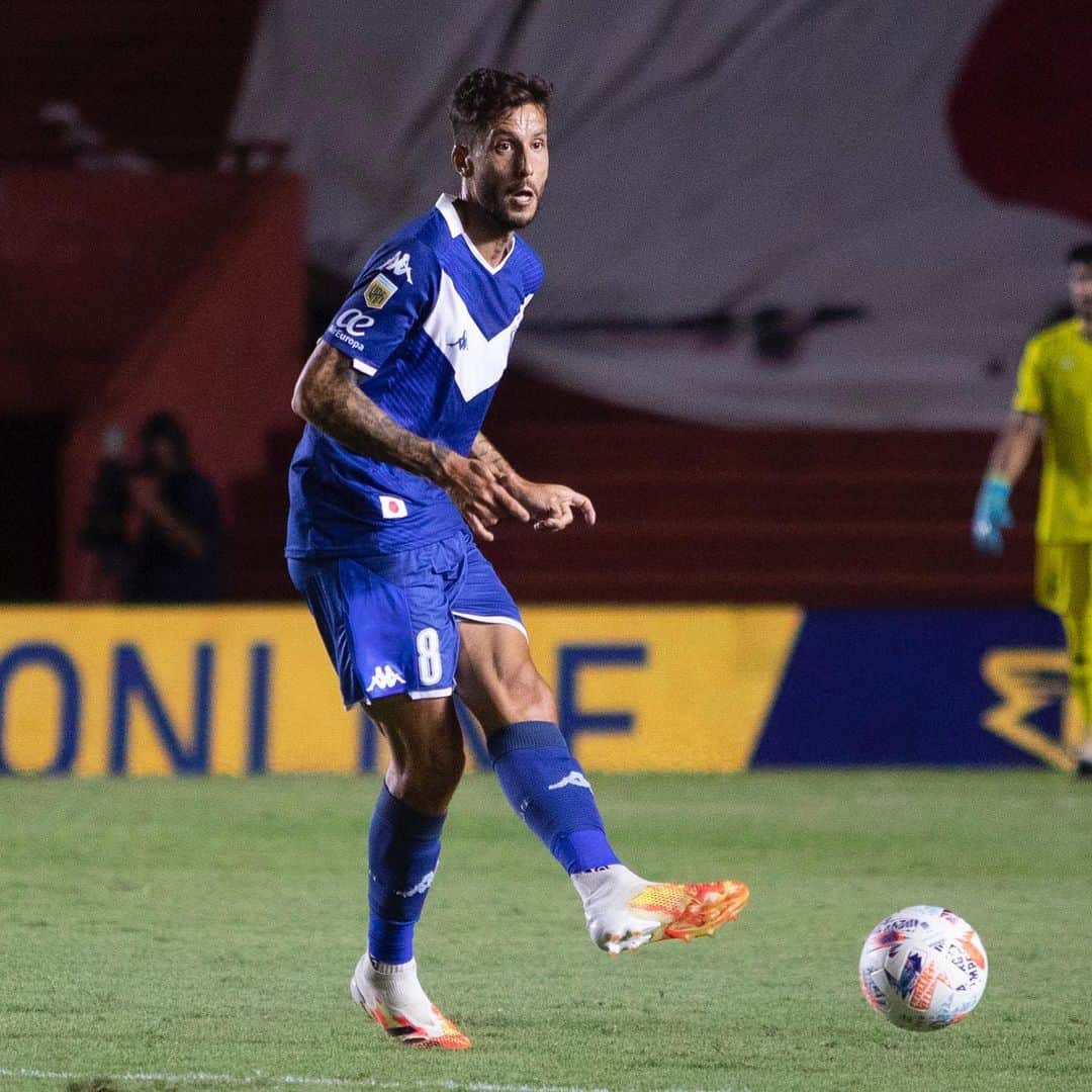 リカルド・アルバレスのインスタグラム：「Buena victoria que nos sirve para seguir creciendo como grupo. 💪💙 @velez」