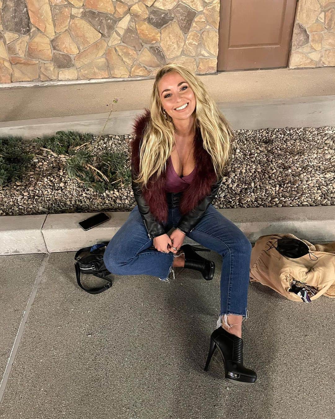 Sydney A Malerのインスタグラム：「Syd, look cute. Is it working? **Awkward feeling, wiggle out of it**😂😂 . Have an amazing day loves! ❤️ Get dressed up and eat a giant meal at outback steak house with a friend 🤘🏽😂 it’s a vibe」