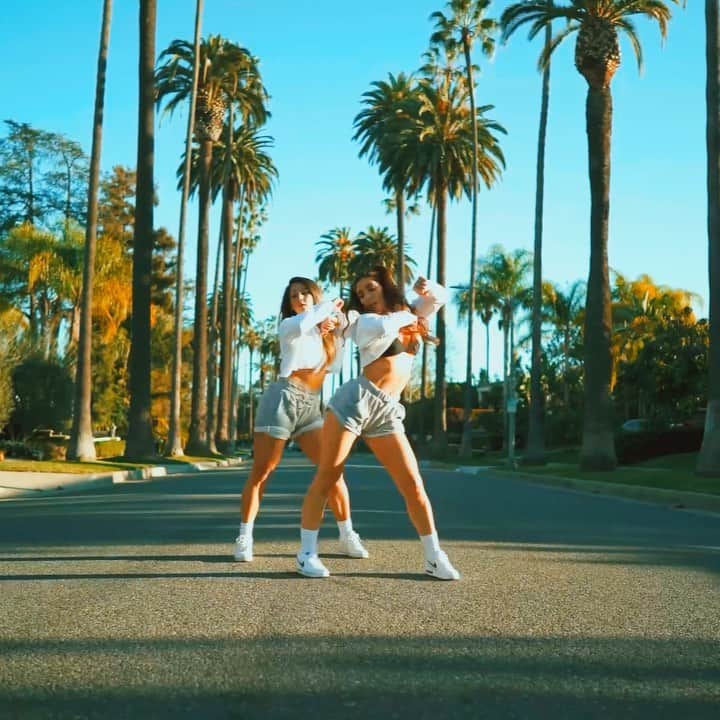 メリッサ・モリナロのインスタグラム：「If it's Up then it Stuck! Love this song @iamcardib had to do it! @sheelaawe choreo by @itsbankhead video by @kreativebeno」