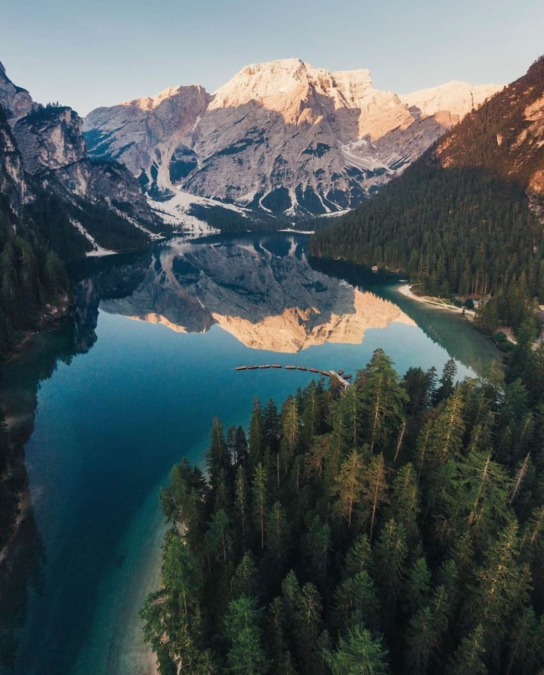 Earth Picsさんのインスタグラム写真 - (Earth PicsInstagram)「One of Italy’s most beautiful lakes, Lago di Braies is a bright blue mountain lake in the heart of the Dolomites. 🏔 by @jacob」2月28日 2時25分 - earthpix