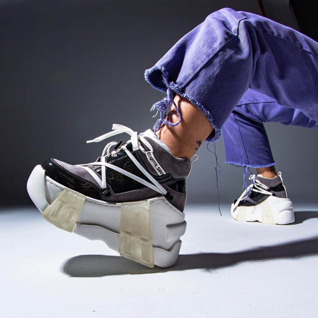 スウェアのインスタグラム：「AMAZON Platform Boots in grey suede and patent with details like the metal boot hardware across the silhouette and the bubble logo on the tongue to finish the extreme workwear feel. Available for both men and women at Farfetch.com. #swearlondon⁠⁠ ⁠⁠ Your made to order footwear will be ready to be shipped within 5 weeks.」