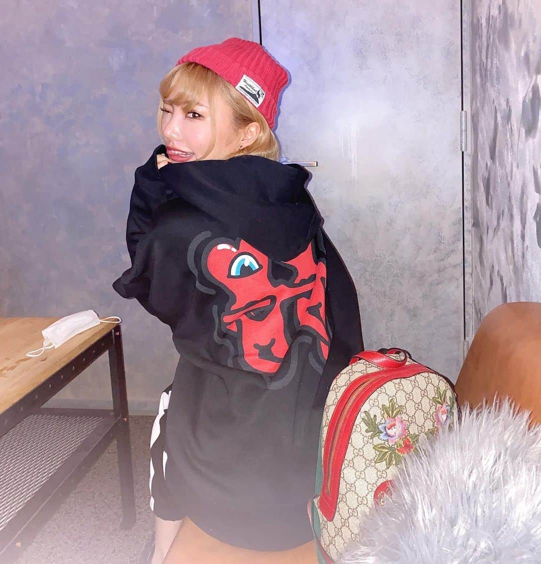 壮絶のリカのインスタグラム：「かわちい❤️ @vital_naoki_sub  バイタルなおきのインスタURLから買えるよ！ りかは白と黒かった♡  #ステマじゃない #裏起毛でサイズ感神でがち愛用  #ootd #ふぁっしょん #パーカー女子 #バーレスク東京　#グラビアアイドル」