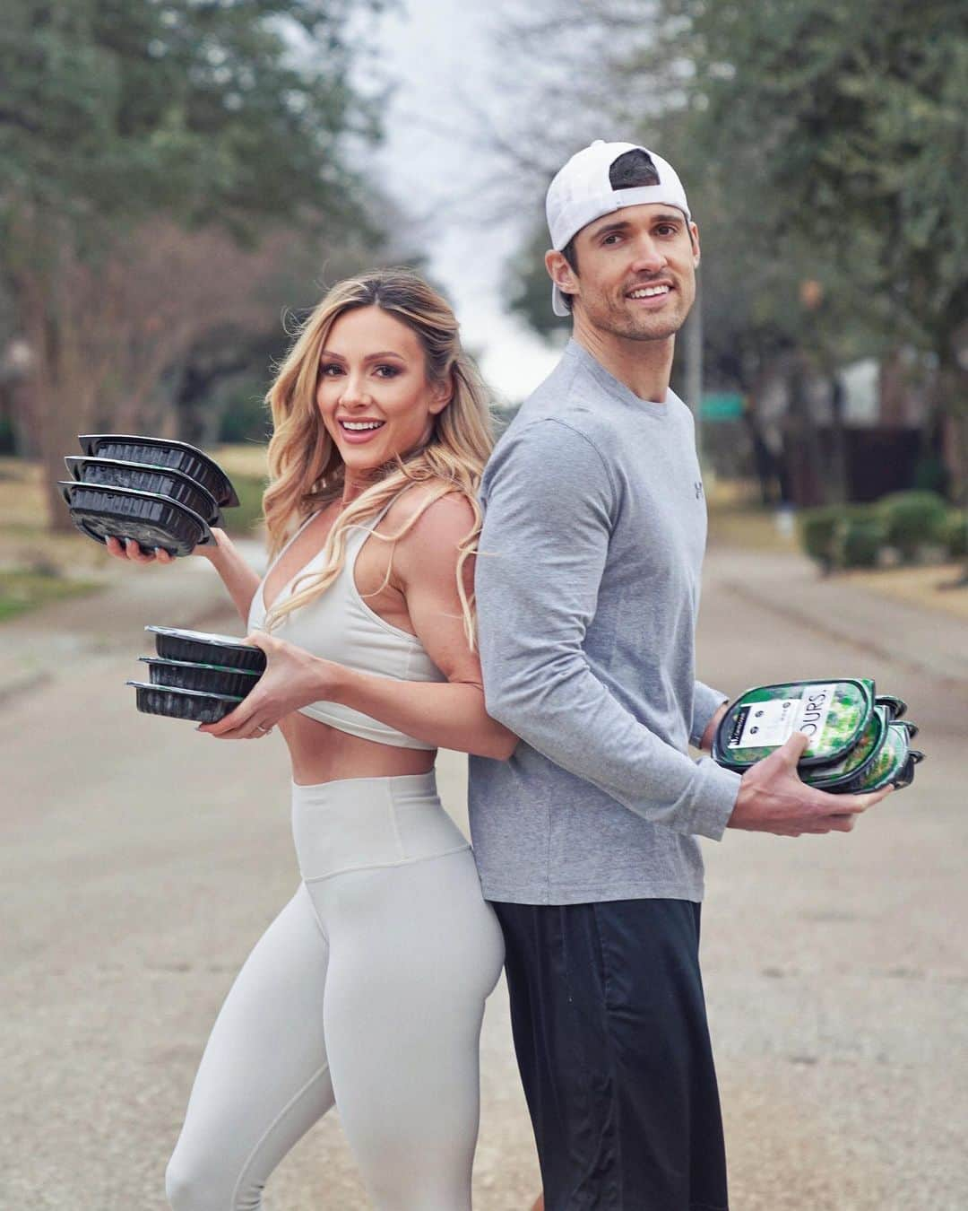 Paige Hathawayさんのインスタグラム写真 - (Paige HathawayInstagram)「Does your partner help keep you on track when you’re eating healthy OR do you experience making healthy meals while they eat pizza 🍕 and 🍔 burgers?!   Thankfully my guy loves @flexpromeals as much as I do, yet I do feel he can get away with a lot more then I can when it comes to eating unhealthy... Lol 😩 but since joining @flexpromeals, I must say it has helped keep us BOTH more on track together. No meal prep, and the MEALS ARE DELICIOUS... soo many options and even healthy treats.  They make it so convenient and easy to be on track TOGETHER! If you have yet to try them out use code PHFIT and get 20% off your first order. 😛😛 #mealprep #healthyfood #flexpromeals」2月28日 2時28分 - paigehathaway